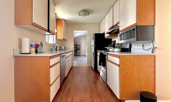 Northwest Bellevue Apartment | The Infinite Fountain Side Close to BellevueSquare