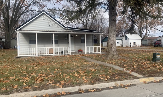 Wellman House | The Iowa Auntie’s 👩🏼‍🌾Quirky Little Shanty. nnBetter than staying with family! 😉