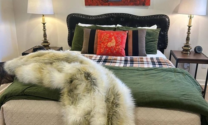 Oxford House | The Ira, 1 BR Queen Duplex by Velvet Ditch Villas