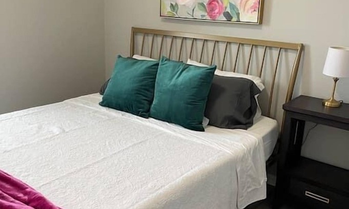 Hamilton Apartment | The Irene - Entire 2 Bedroom Apt in Quilt Town, USA