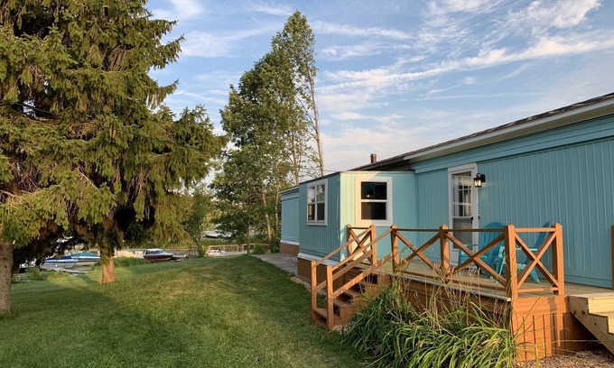 Frontenac Cottage | The Island Bay Waterfront cottage