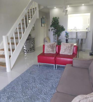West Gate Hills Apartment | The Island Flat Villa - Near Airport & Beach