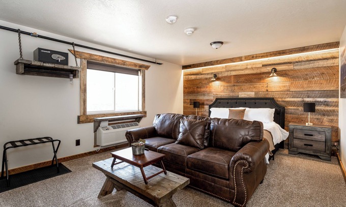 West Yellowstone Hotel | The Jack Creek King Suite