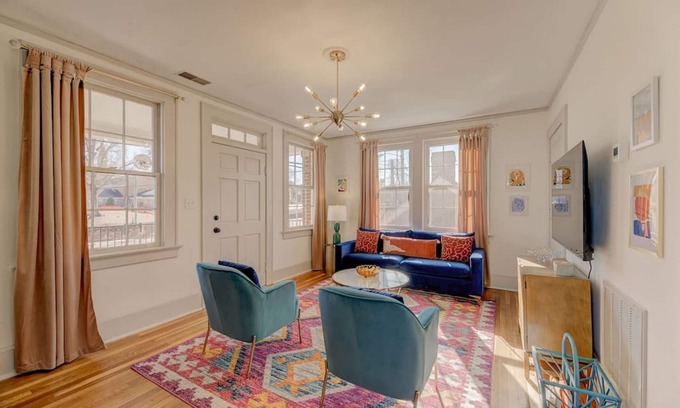 Columbia Apartment | The Jewel of Bull Street Upstairs - 1 King Bedroom