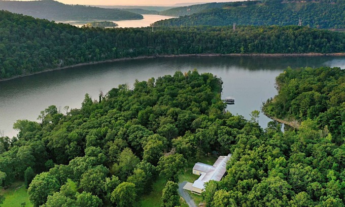 Newnata House | The "Jewel of the Nile" on Greers Ferry Lake