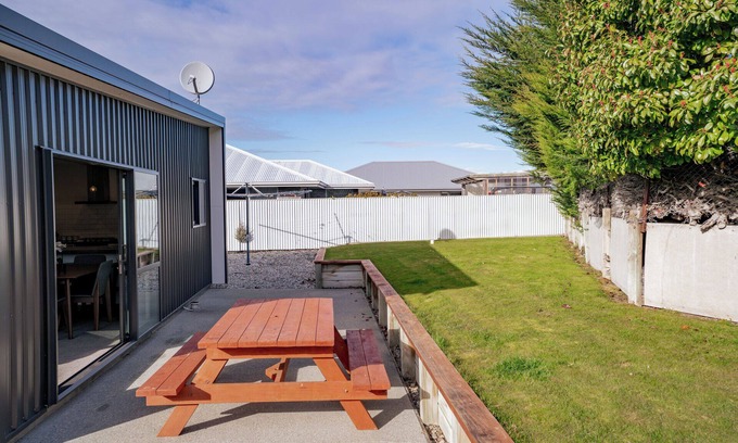Lowburn House | The Jolly Inn - Cromwell Holiday Home