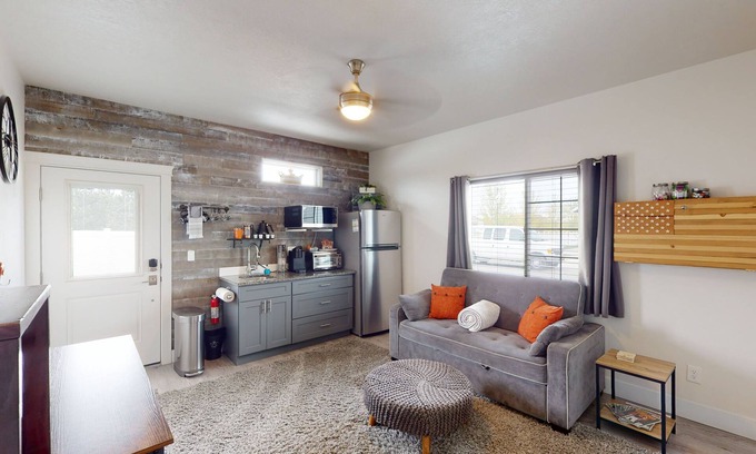 Twin Falls House | The Jolly Rancher/Luxury accommodations/King bed/Oculus