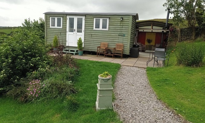 Barnoldswick Cottage | THE JOURNEYMAN LUXURY SHEPHERDS HUT, pet friendly in Barnoldswick