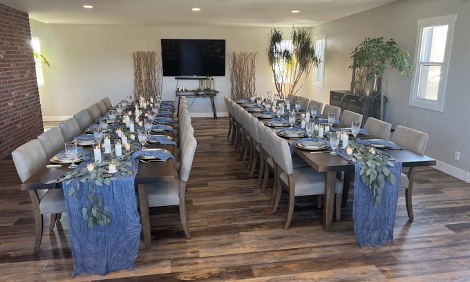 Southside Cabin | "The Juniper"-Gathering Tree's Ultimate 12 suite Downtown Group Stay