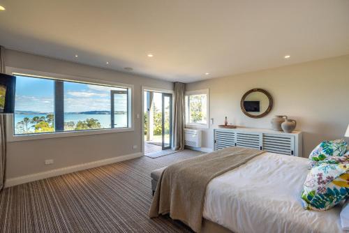 Waiheke Island Apartment | The Keep, with panoroma bay views and perfect for couples