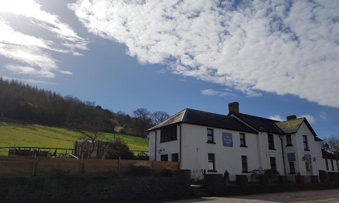 Crickhowell Hotel | The Kestrel B&B