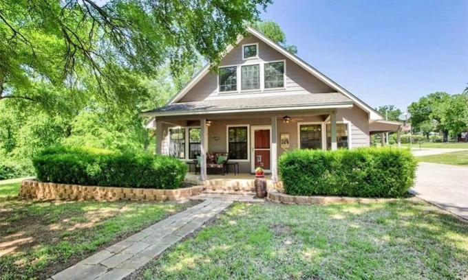 Kingston House | The King Fisher Cabin is a charming 3 bed 3 bath Lake Texoma Get-a-way!