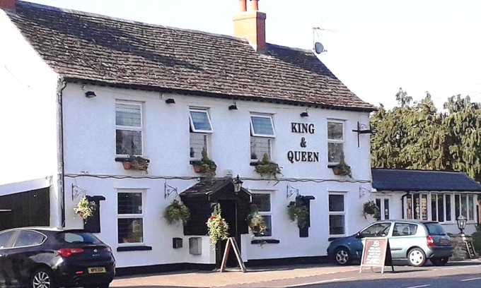 Longcot Bed & Breakfast | The King & Queen
