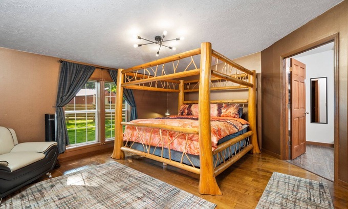 Grawn House | The King Ranch, Hot Tub, King Beds, Fireplace, nJust outside of Traverse City n