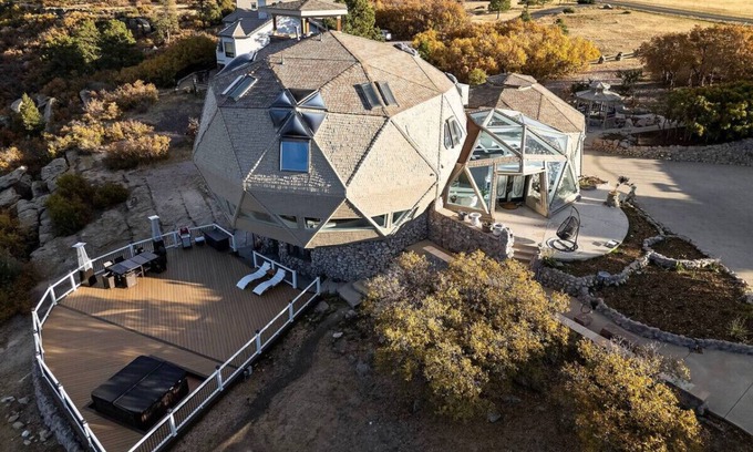 Castle Rock Apartment | The KingDome: A Unique, Royal Experience w/Hot Tub | Gym | Steam Room & Views!