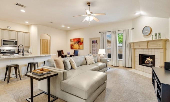 McKinney House | The Knob – Cozy 3-Bedroom Elegant Retreat