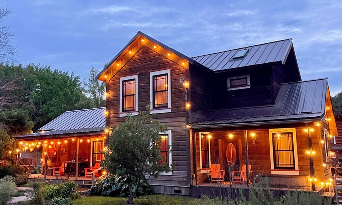 Anderson Valley House | The Knotty Oak - Homestead - House #1 of 3 - Walk to wineries/dinner/Lemons Mkt!