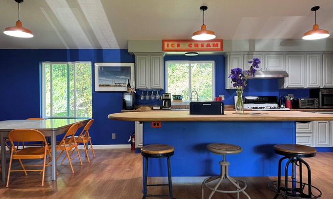 Anderson Valley House | The Knotty Oak - Schoolhouse - House #3 of 3 - Walk to wineries/dinner in Philo!