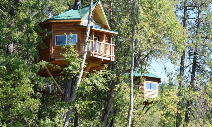 Cave Junction Cabin | The Kush Kabin! Deluxe treehouse on legal cannabis farm.