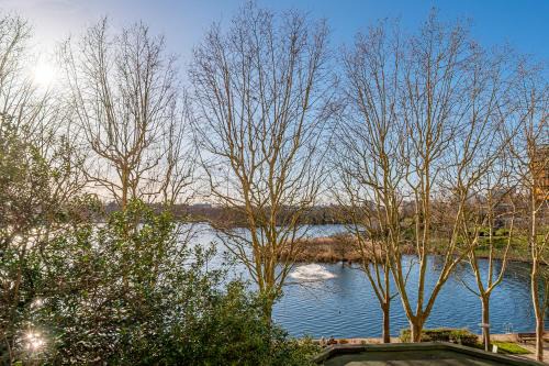 Front de Lac Apartment | The Lake Aurora Suite - Duke Housing