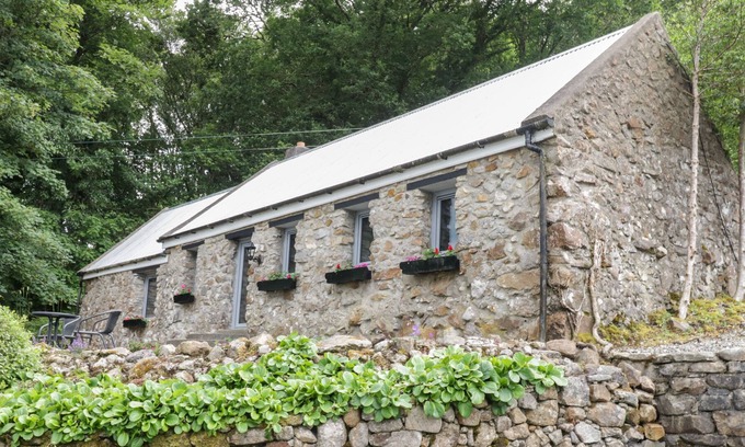 Fivemilebourne Cottage | THE LAKE COTTAGE, romantic in Sligo Town, County Sligo