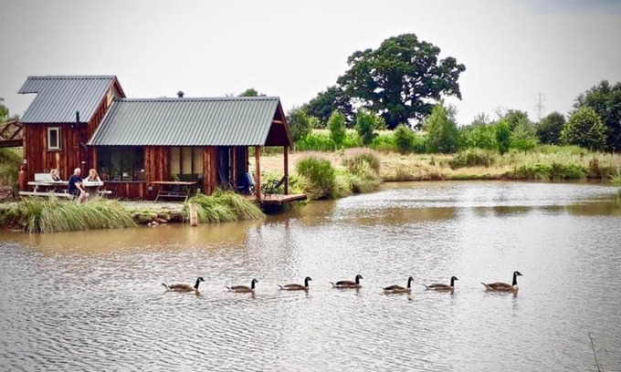 Westcott Ski Chalet | The Lake House @ Langford Court