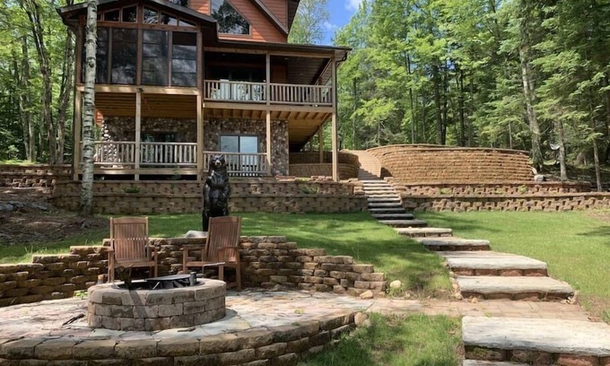 Hazelhurst House | The Lake House - New Home on Lower Kaubinshine Lk