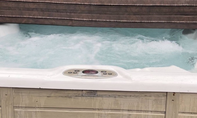 Grant House | The Lake Life Retreat with Hot Tub