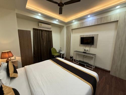 Kalighat Hotel | The Lake Palm Kalighat