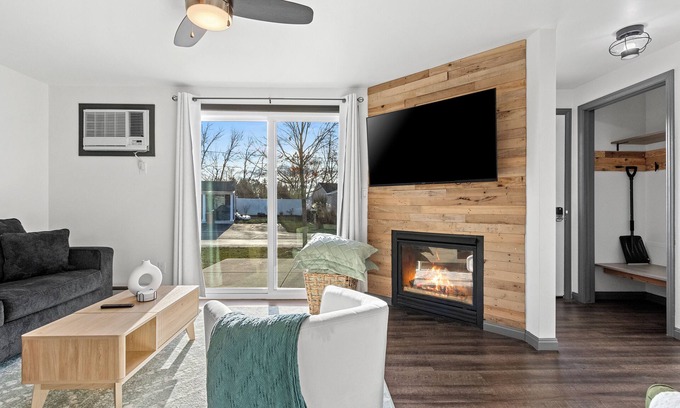 Dyckesville Cottage | The Lake Retreat at Sunset Cottages #8