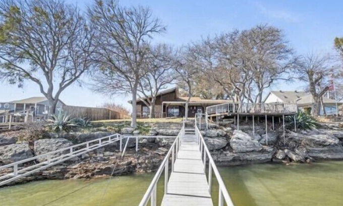 Lake Brownwood House | The Lake Shack-Water Front!