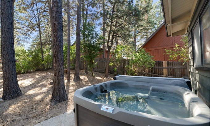 Patton Cabin | The Lakehouse Cabin - Located close to the Lake! NEW Hot tub, Smart TV, and WiFi!