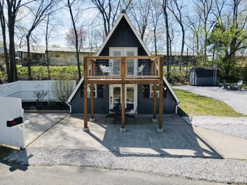 Hardin House | The Lakeside Loft- KY Lake Escape - Pirates Cove