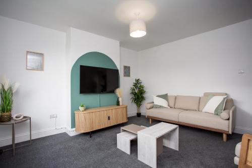 Crawcrook House | The Lampton - Modern - Gibside - Smart Tv - Wifi