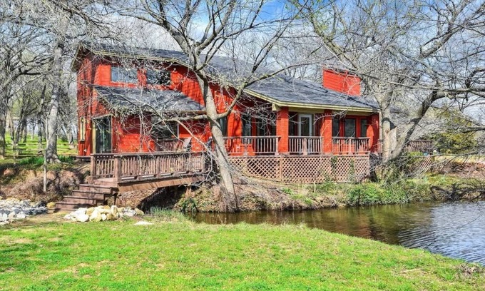 Bartonville House | The Land Fall Lodge S