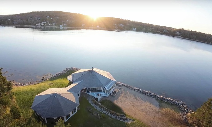 Ingramport House | The Land Yacht – Indoor Pool, Hot Tub, Solarium Lounge & Sublime Ocean Views