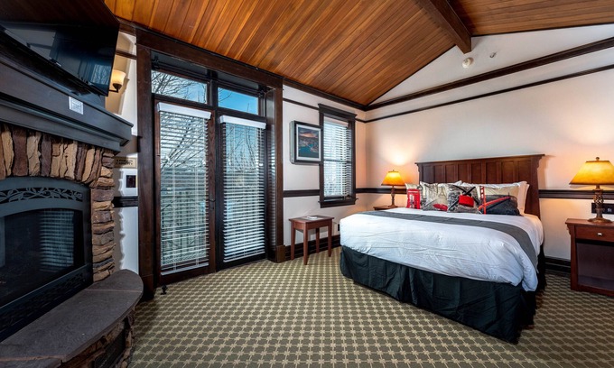 Chelan Condo | The Landing 205 Junior Queen Suite with Balcony