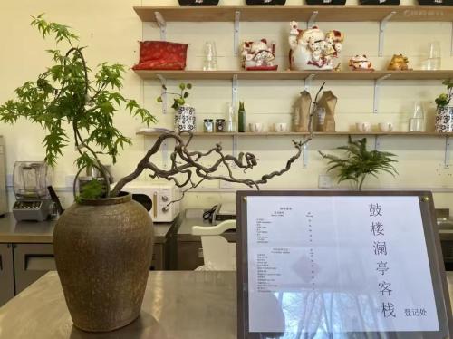 Dongcheng Hotel | The Lanting Inn is located in the city center near the Drum Tower subway, making it convenient to travel to the Drum Tower, Nanluoguxiang, Shichahai, Yandai Xie Street, Tiananmen Square and the Forbidden City