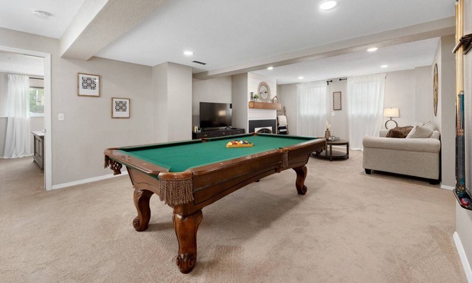 Dakota Station Apartment | The Layover in Littleton..Hot Tub..Pool Table!