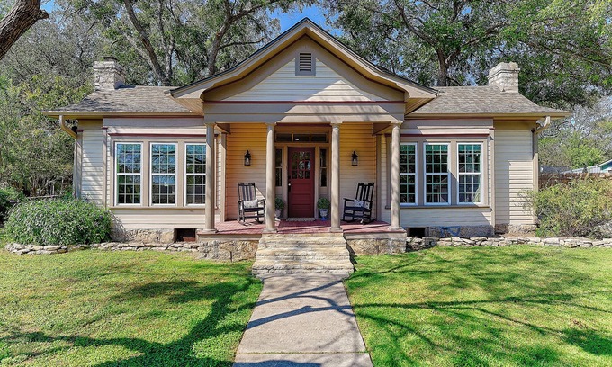 Hico Cottage | The Lazey Dazey Cottage, Dating back to 1884 in Hico, Texas