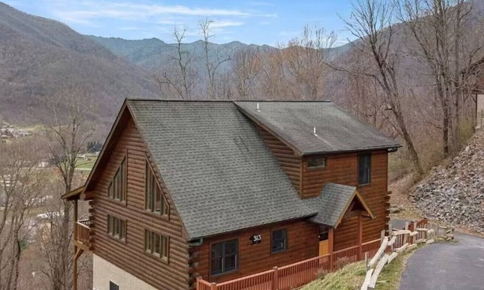 Valley Creek Run Cabin | THE LAZY BEAR, A luxury log cabin nestled in the heart of Maggie Valley.