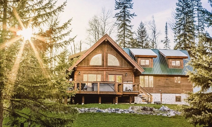 Blaeberry House | The Lazy Elk - Spacious mountain view Lodge with hot tub