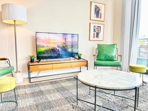 East Village Apartment | The Leo - Deluxe 3 Bedroom Stay