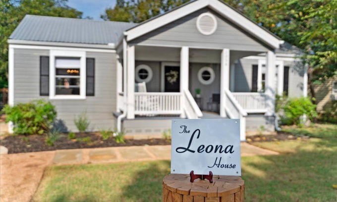 Georgetown House | The Leona House~Huge Backyard~Downtown Georgetown