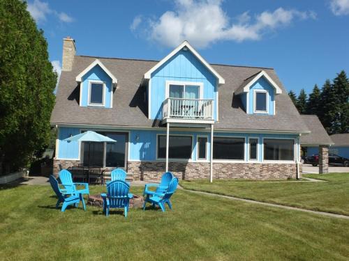 Alpena House | The Life Aquatic - Lakefront Kayaks Included!