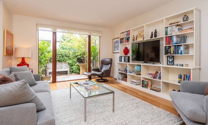 Glen Iris House | The Light House - Close to Harold Holt Swim Centre