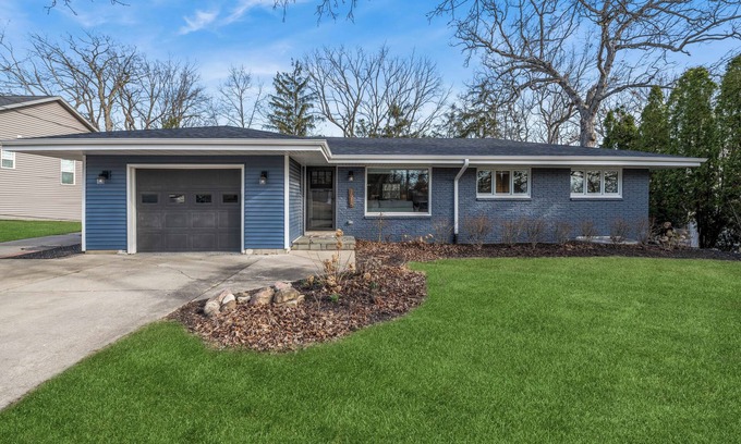 Lake Geneva House | The Lighthouse ~ Sleeps6+ ~ Pet Friendly ~ Walk to Downtown Lake Geneva