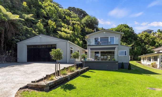 Te Mata House | The Lighthouse - Te Mata Holiday Home