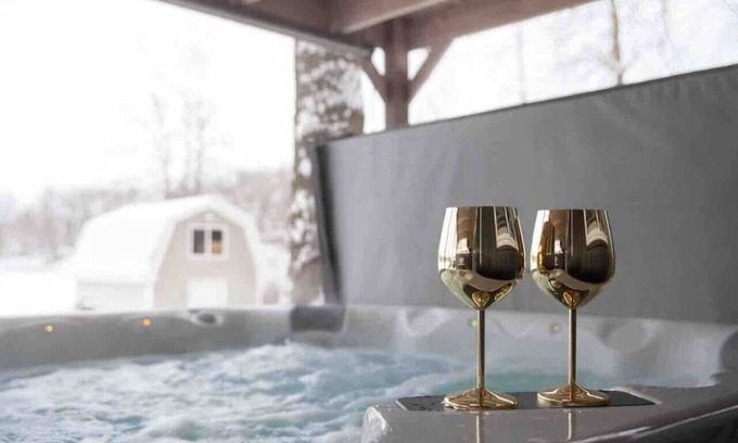 Bitely Cottage | The Lilley Pad w/HotTub & Private Beach
