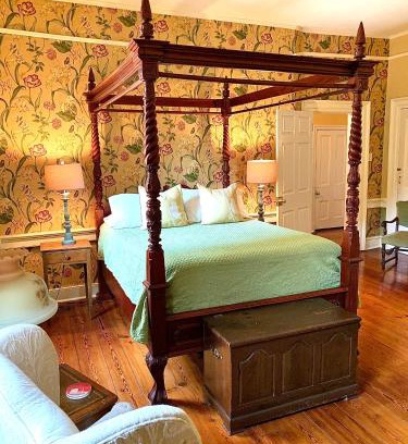 Burlington Bed & Breakfast | The Lily Inn - Burlington